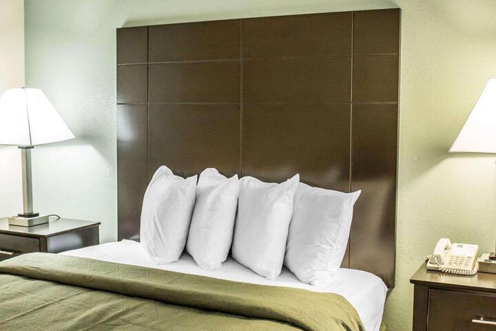 1 Queen Bed (5 of 8)