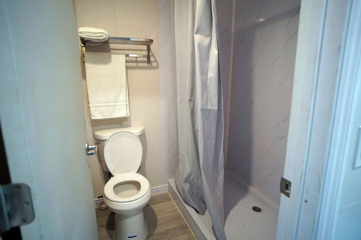 Basic Single Room (5 of 7)