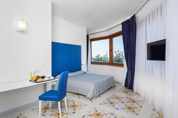 Room 13 of 85