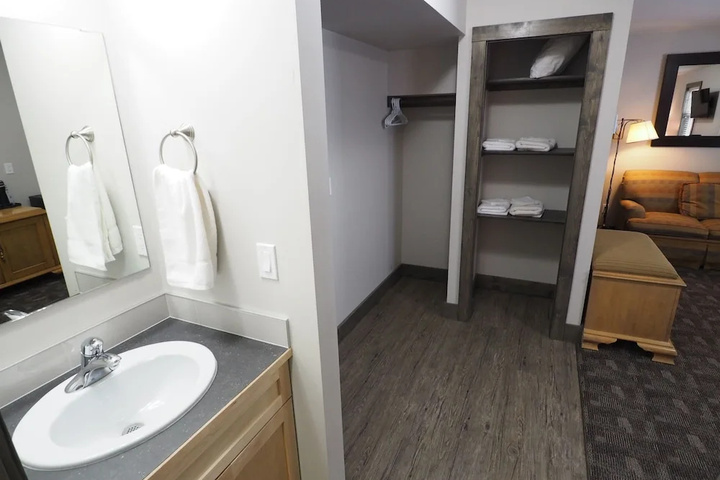 Room 9 of 15