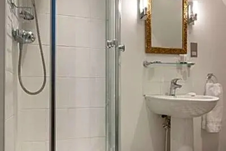 Room 4 of 13