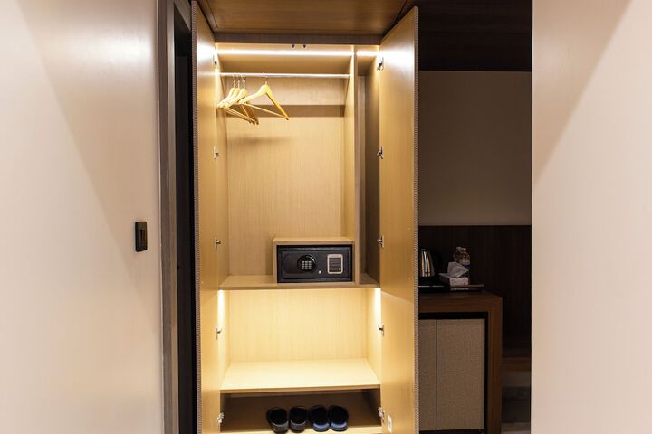 Room 99 of 221