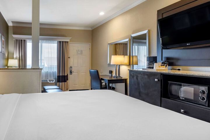 King Suite with Sofa Bed (9 of 17)