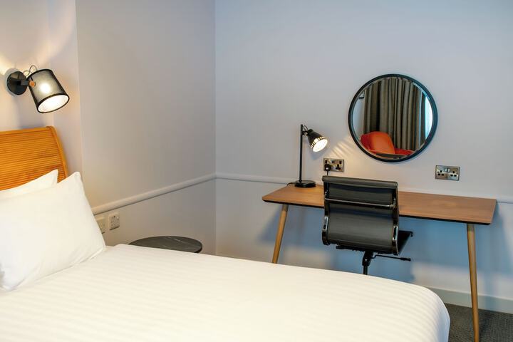 Room 19 of 176