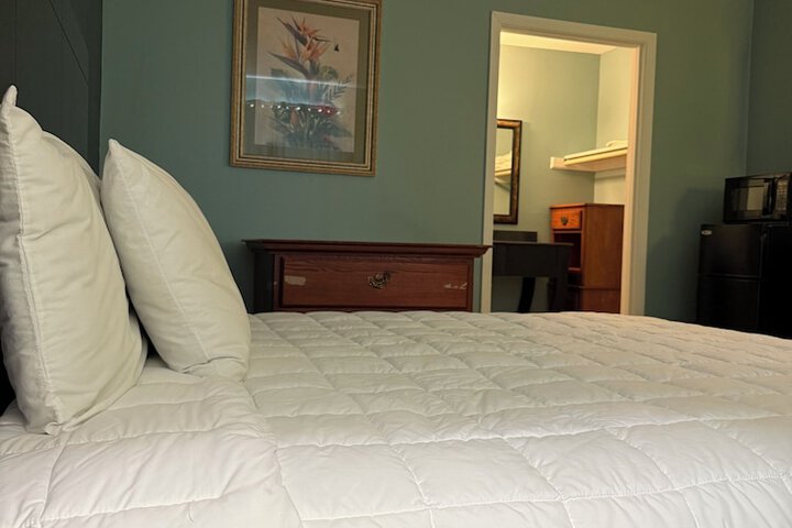 Room 17 of 28