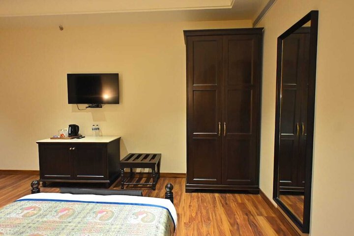Room 28 of 161