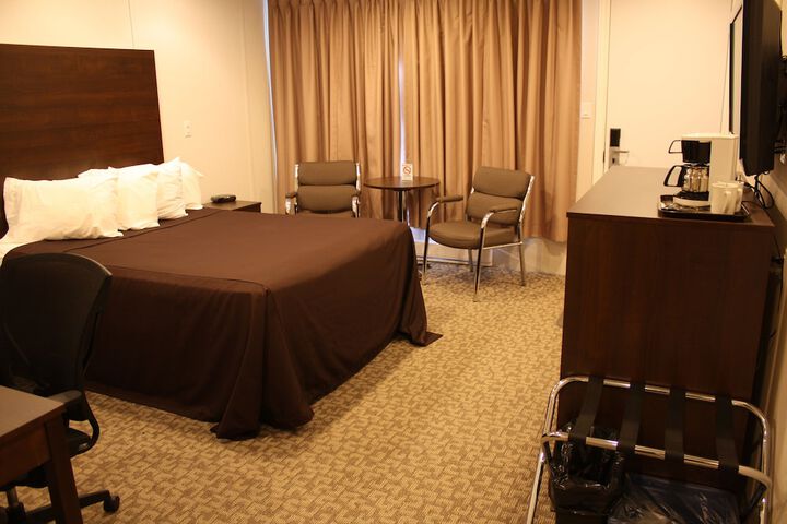 Room 6 of 9
