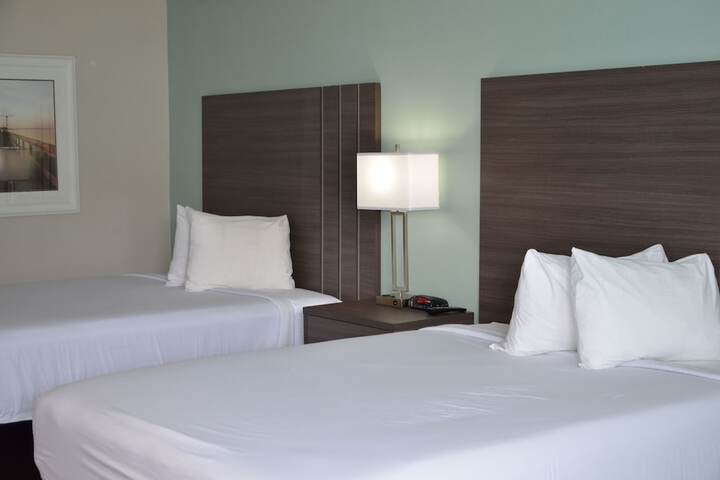 2 Queen Beds (7 of 11)