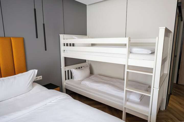 Room 32 of 80
