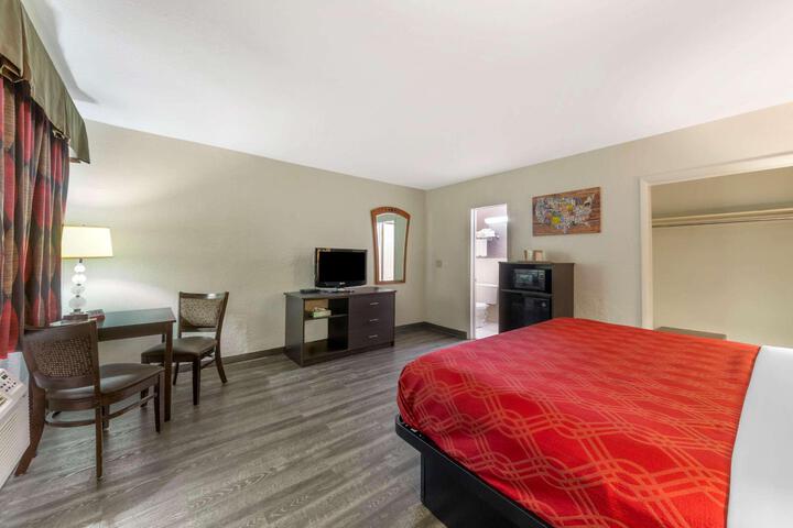 1 King Bed (18 of 24)