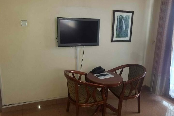 Room 4 of 9