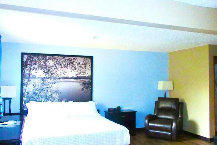 1 King Bed (2 of 8)