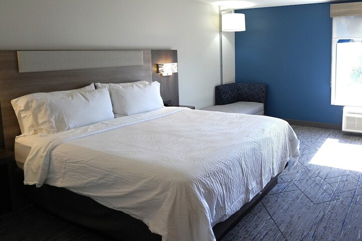 Room 8 of 37