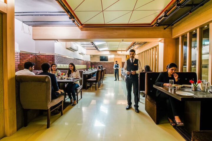 Dining 33 of 37