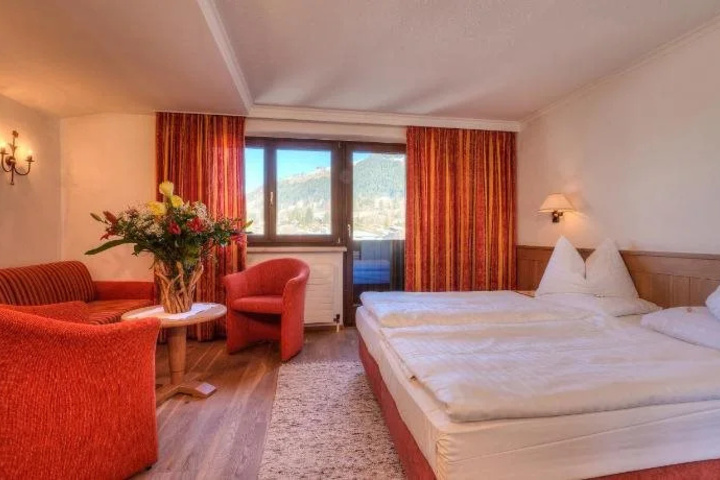 Room 4 of 27