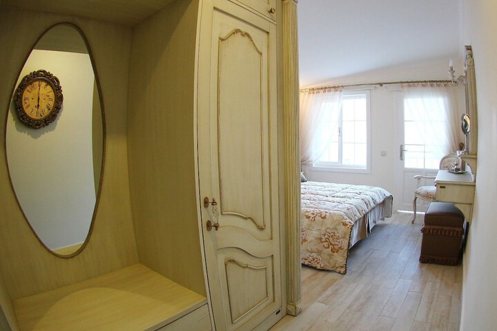 Room 11 of 80
