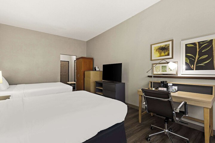 2 Queen Beds (3 of 10)