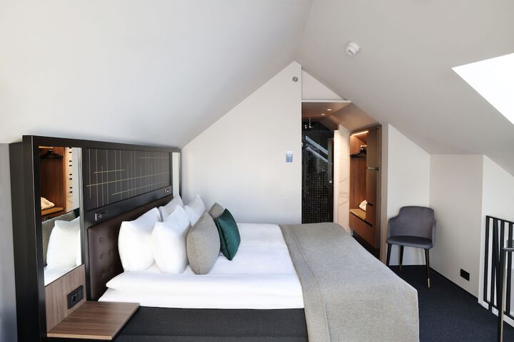 Room 15 of 97