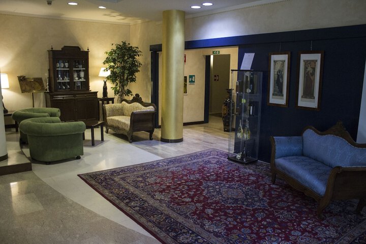 Entrance & Lobby