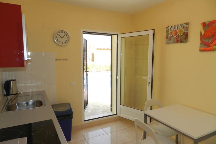 Room 10 of 28