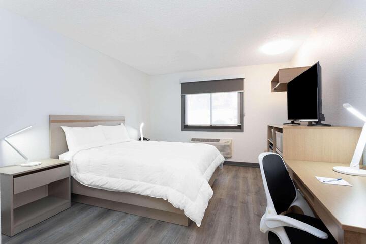 1 Queen Bed (1 of 18)