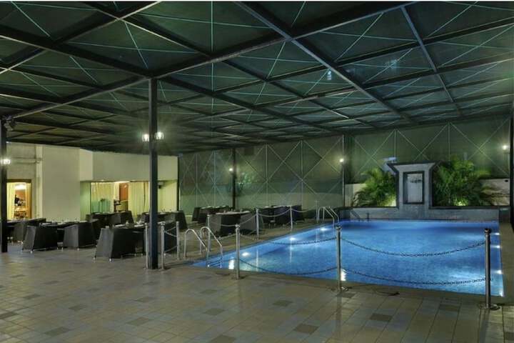 Hotel with Pool