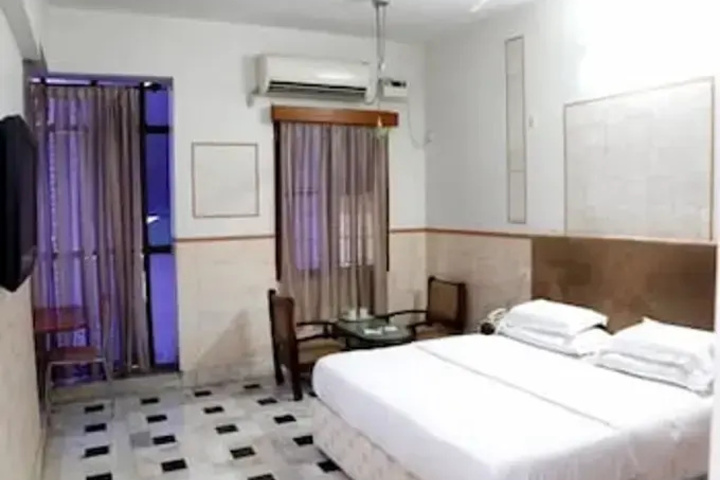 Room 10 of 18