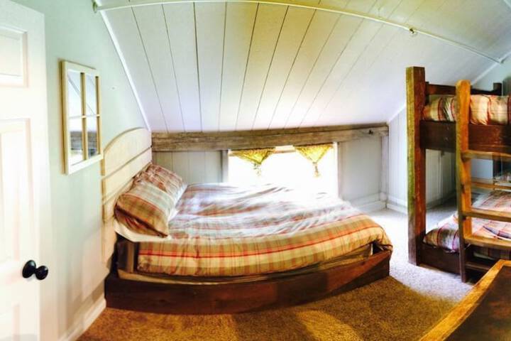 Room 2 of 33