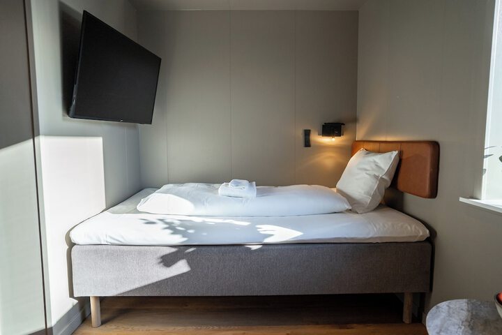 Room 9 of 48