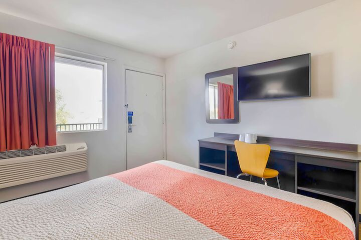 Room 4 of 24