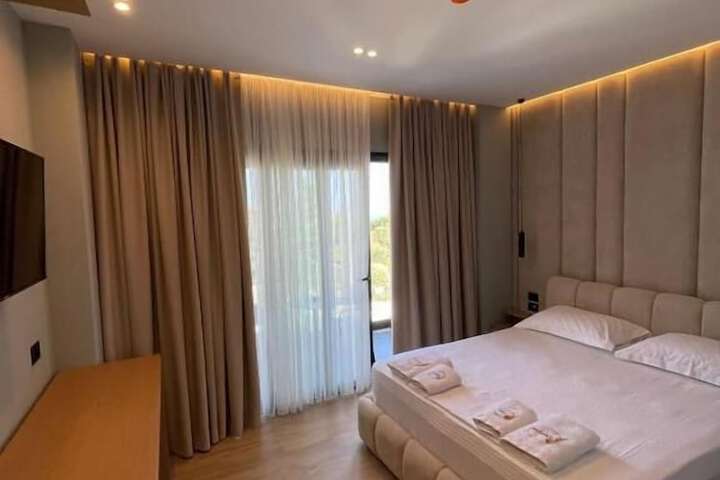 Room 5 of 72