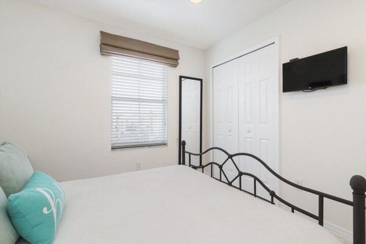 Room 6 of 18