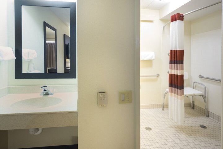 ADA Accessible Standard King (16 of 23)