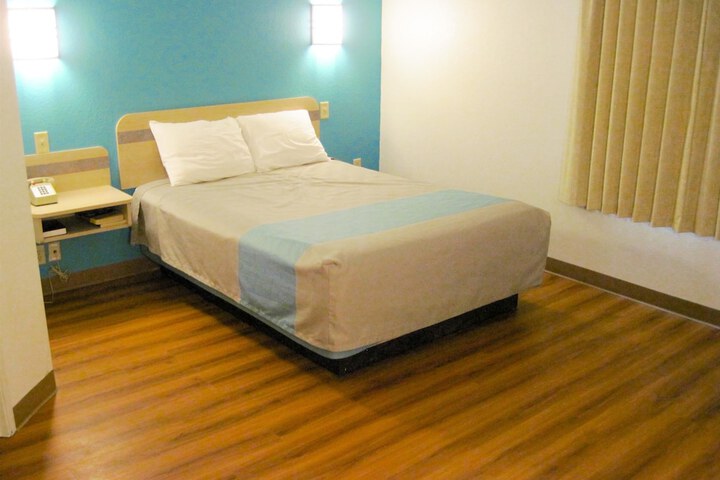 1 Queen Bed (1 of 5)