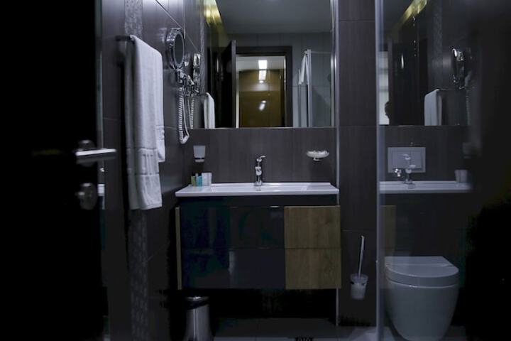 Room 6 of 9