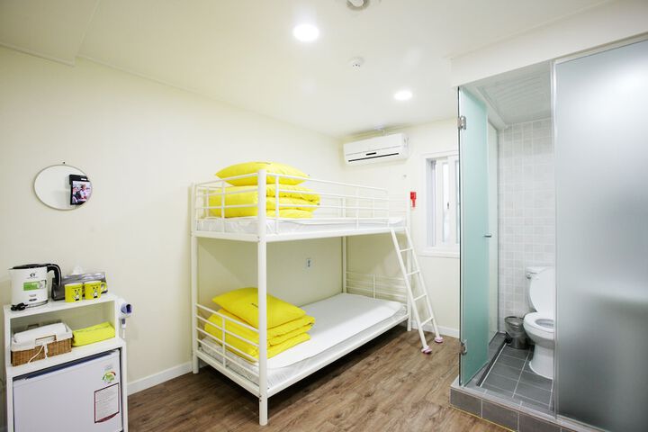 Room 13 of 33