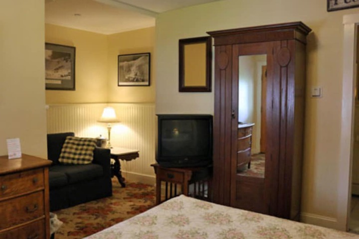 1 Queen Bed (1 of 4)