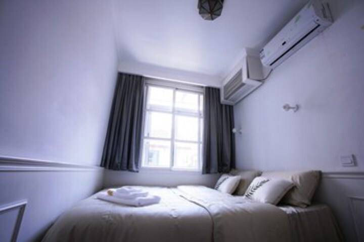Room 13 of 19