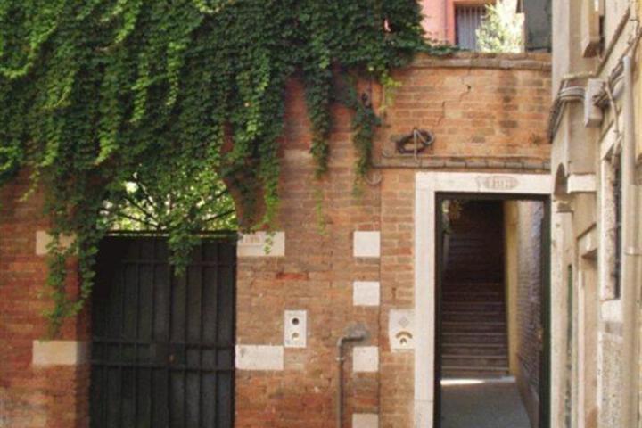 Exterior of Ca Centopietre