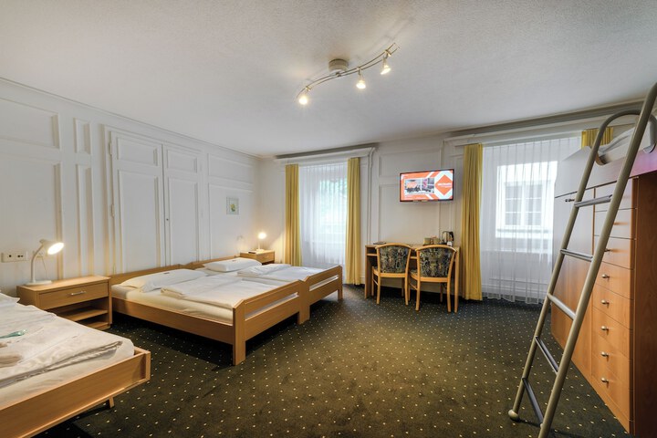 Room 9 of 25