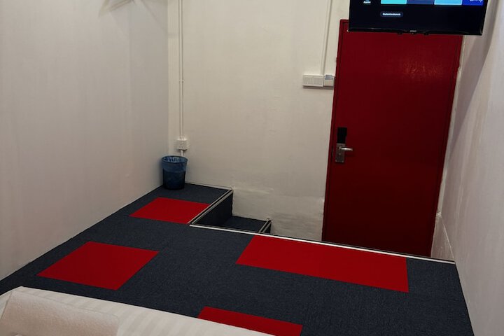 Room 8 of 122