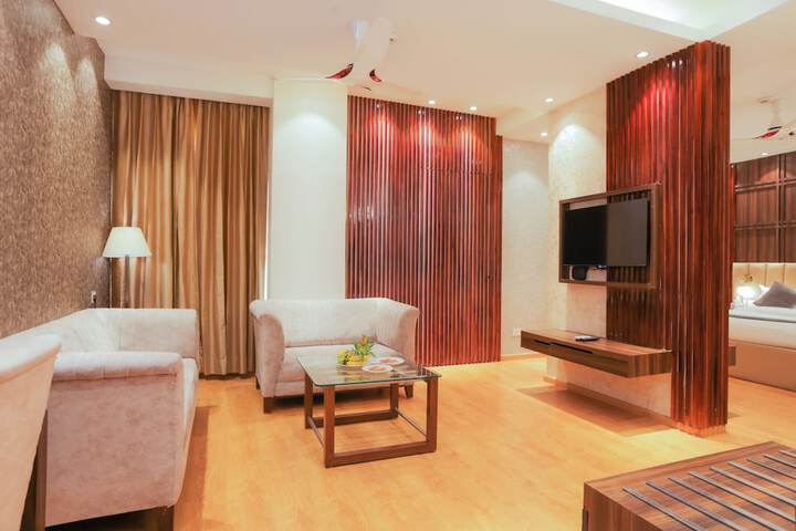 Room 13 of 80