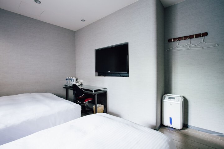 Room 8 of 18