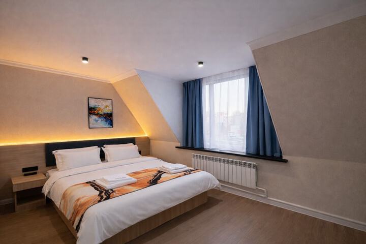 Room 8 of 33