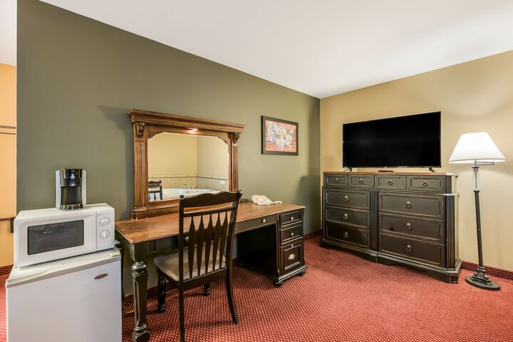 1 King Bed Accessible (13 of 17)