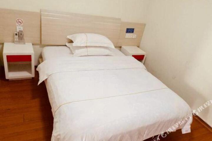 Rest Hotel (Shanghai Jinshan Bailian Shopping Center)
