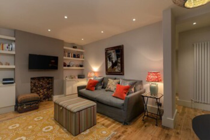 Beautiful 1BR Home in Chelsea - 3 Guests!