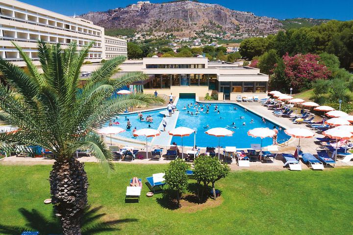 Hotel with Pool