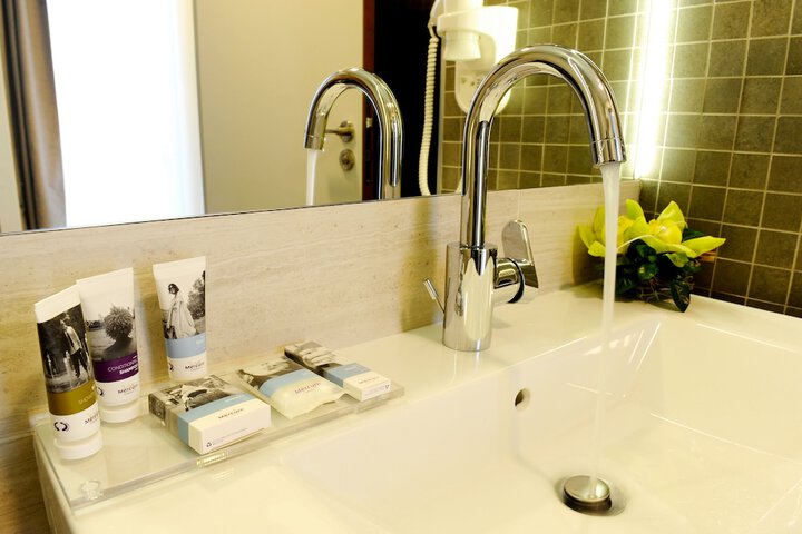 Room 80 of 169