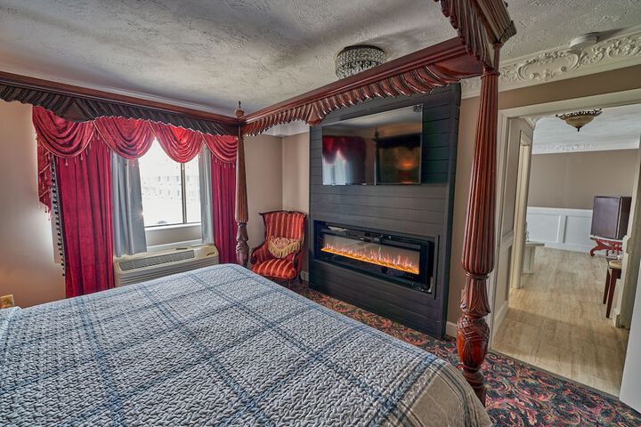 Deluxe King Bed (25 of 39)